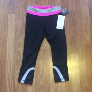 Lululemon Run Inspire Crop / Black and hot pink